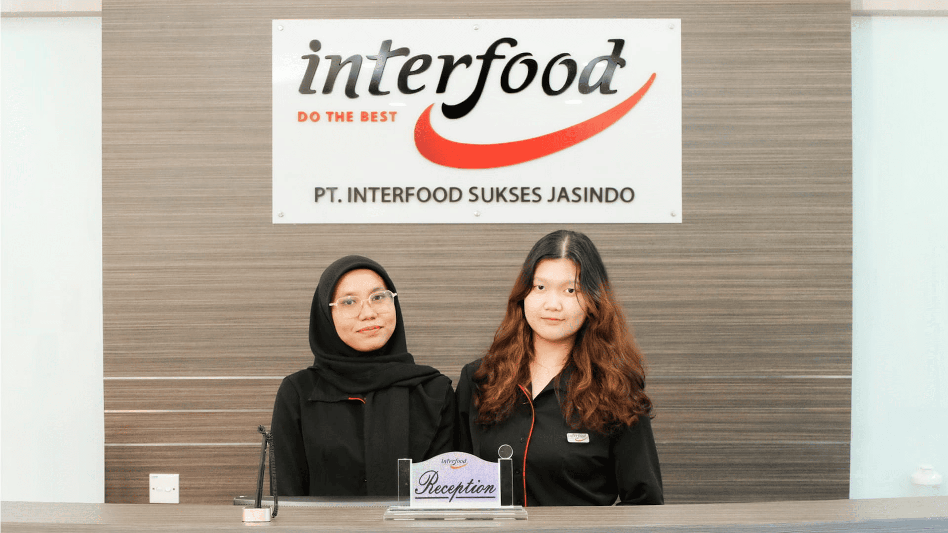 Tim Mas Food menyambut tamu di area resepsionis kantor
