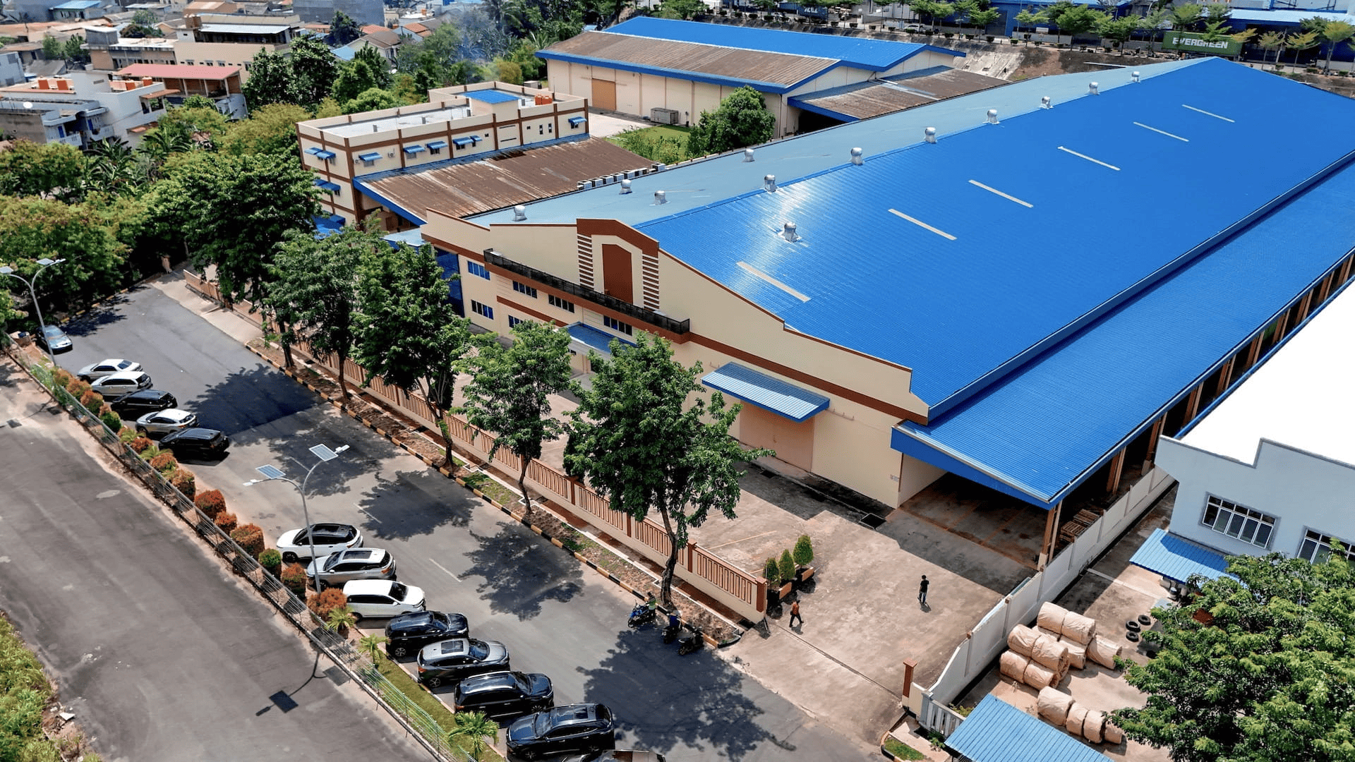Fasad dan area parkir gudang distribusi Mas Food dilihat dari udara